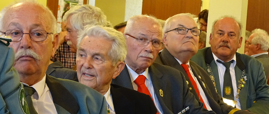 Die Ehrenvorsitzenden Hans Lumer und Herbert Hirsch begleiteten am heutigen ...